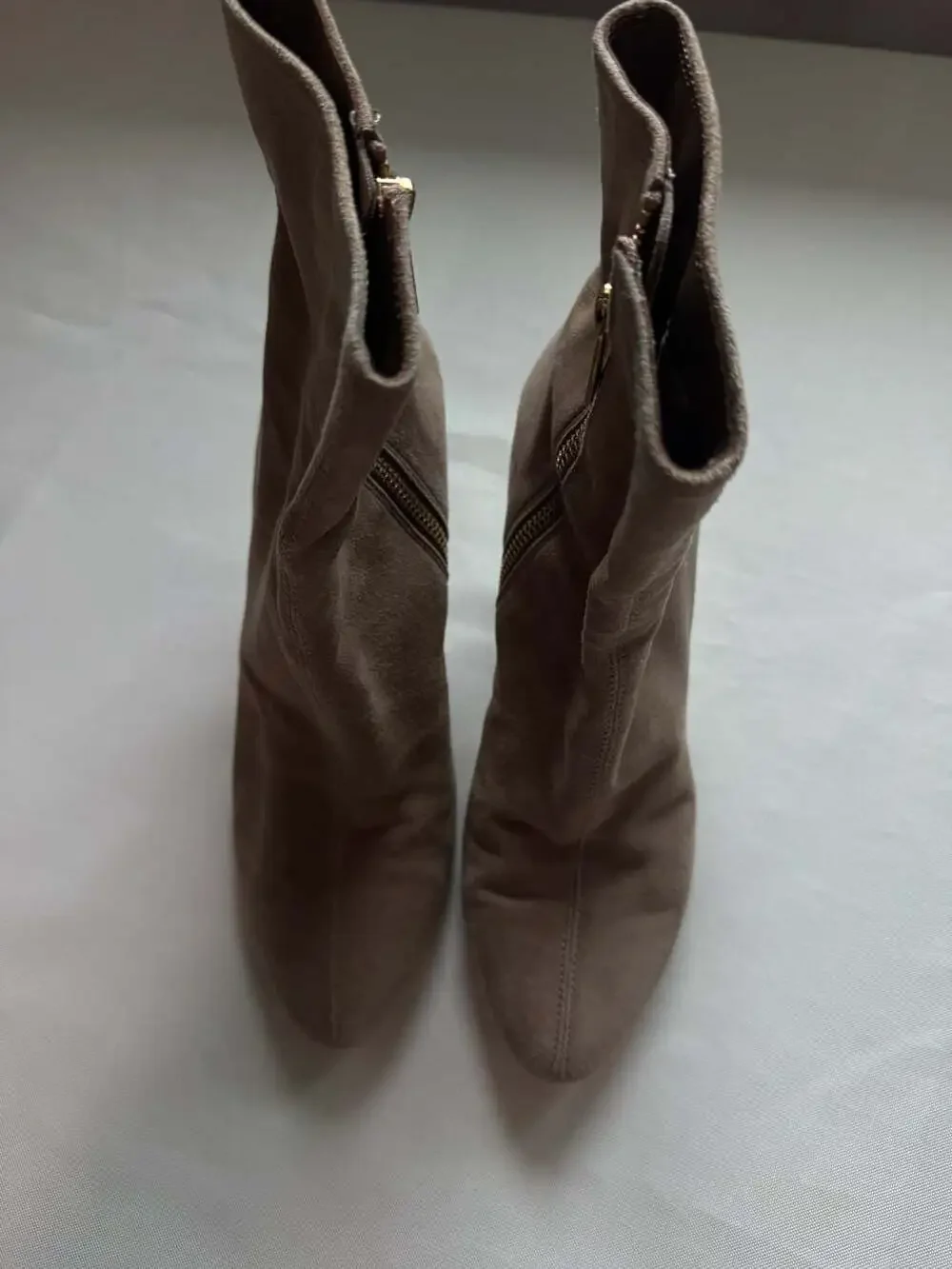 Michael Kors Suede Ankle Boots Gold Logo Heel Side Zip Women’s 6.5 Taupe
